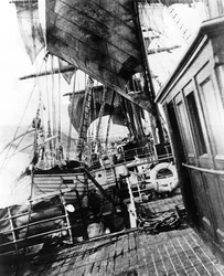 A bordo de un barco de vela en mares agitados
